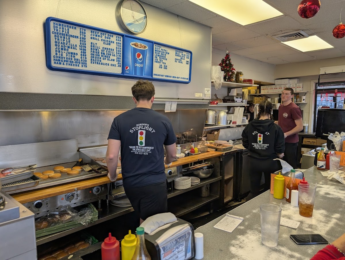 Gordon's Stop Light Drive In-3